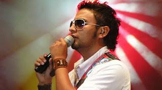 Alex Campos cantando, Edgar Alexander Mora