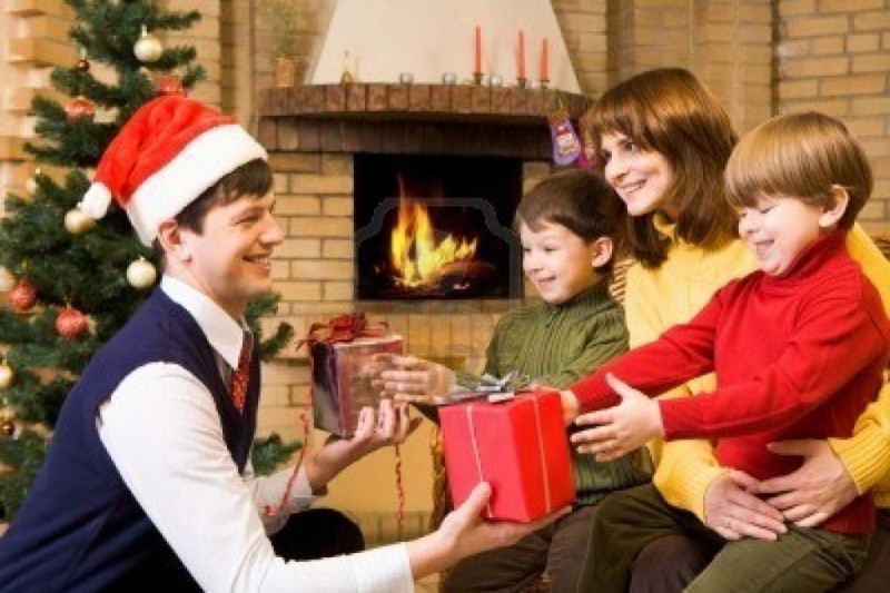 familia celebrando la navidad, natividad, arbol de navidad, regalos, amor, paz